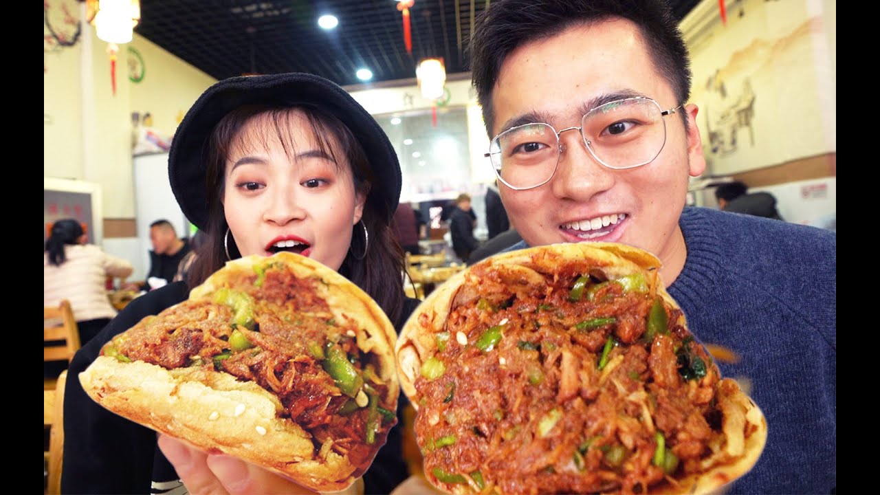 【盗月社】传说北京第一的坛子肉，这肉量，真吓人！ 12元一个，肉塞得饼都夹不下了，来吃的都是附近居民
