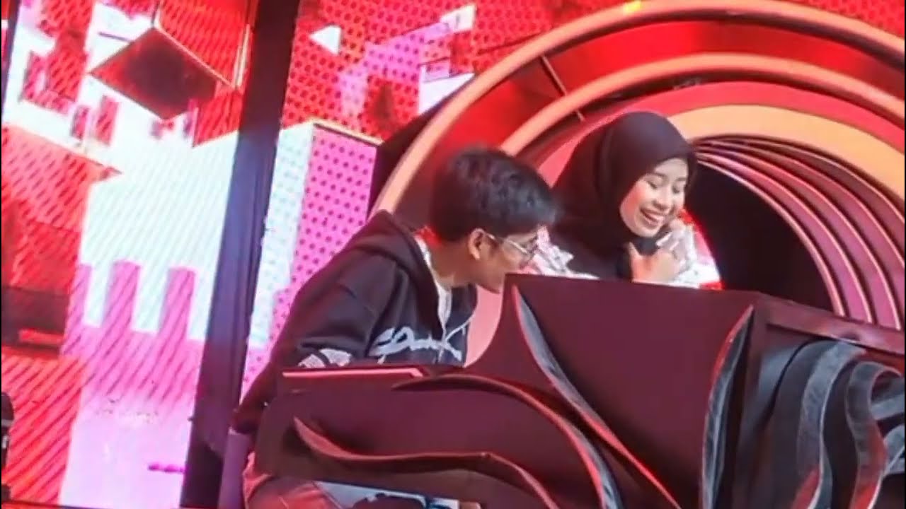 Latihan Pak Ahmad bareng Bu Nur nyanyi lagi Piano