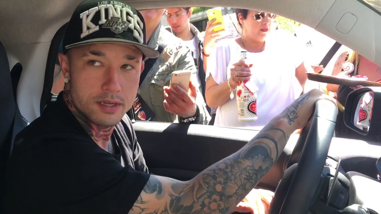 Nainggolan spegne le candeline con i tifosi della Roma fuori Trigoria