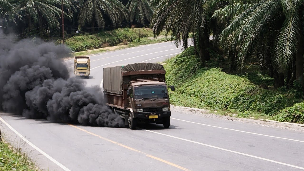 Menegangkan sekali truk menanjak berasap tebal ||trailer menanjak konvoi di tanjakan bukit kodok