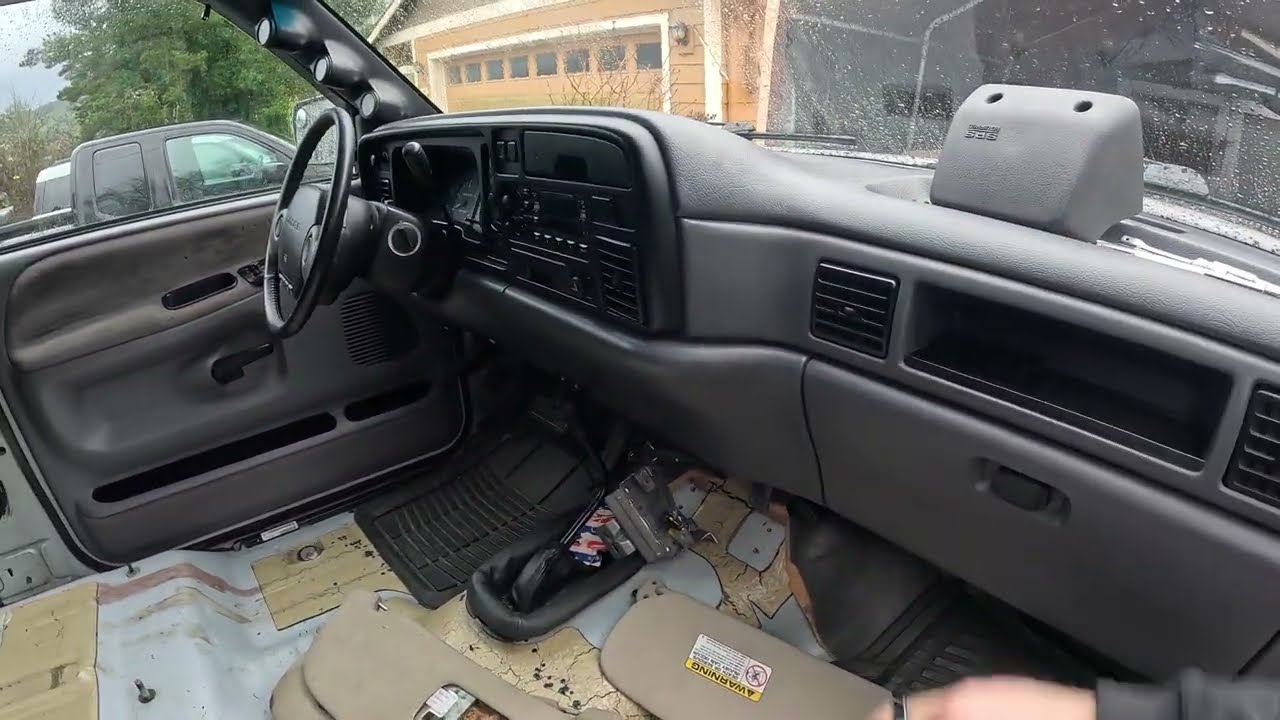 Замена потолка, солнцезащитного козырька и молдингов окон на Dodge Ram 97 года выпуска.