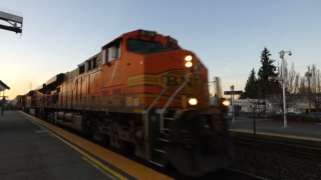 (Northbound) BNSF Priority Manifest Train BLAST THROUGH the Puyallup Station.