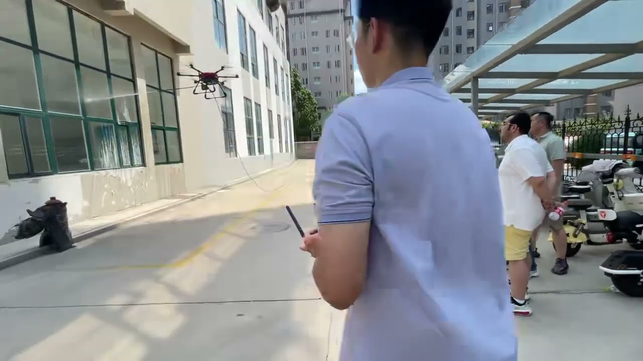 Les clients saoudiens visitent la formation, utilisation propre de drone