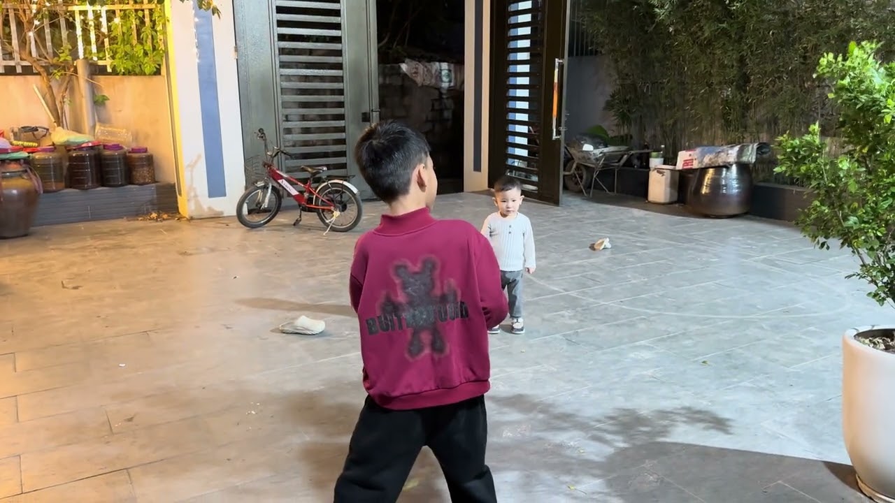Anh Minh chơi ngoài sân 31.1.2026