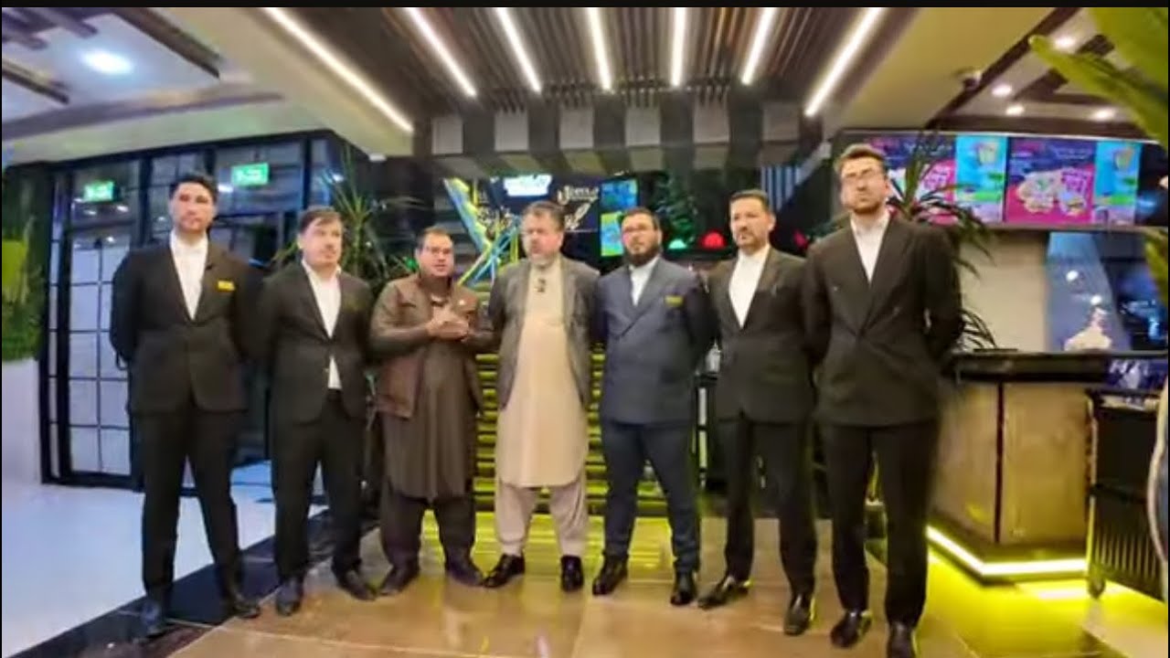 اشک ولبخند سردارنظری افطاری بزرگ توسط رستورانت برای هموطنان عزیز 