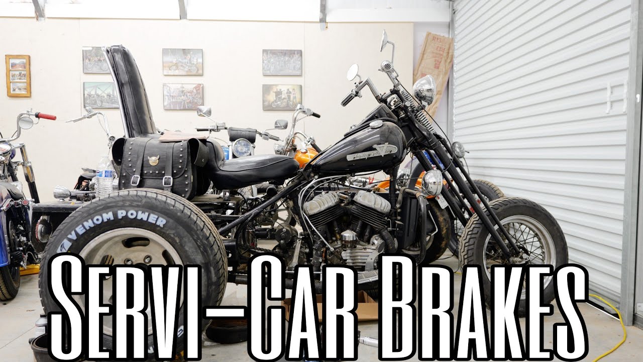 Остановка сервисного автомобиля: трехколесный мотоцикл Harley Flathead 45 дюймов 1955 года выпуска.