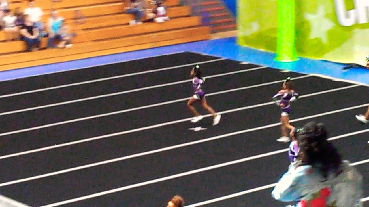 My sister cheering (Dynamic Cheer)