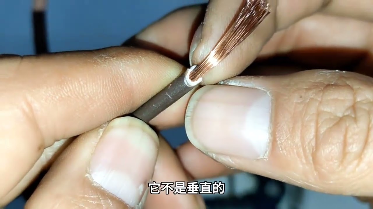 用剥线钳剥线时怎么剥不伤线？用大口还是用小口？教你正确的方法 #电工日常 #电工知识 #技术分享 #小发明大作用 #生活妙招分享