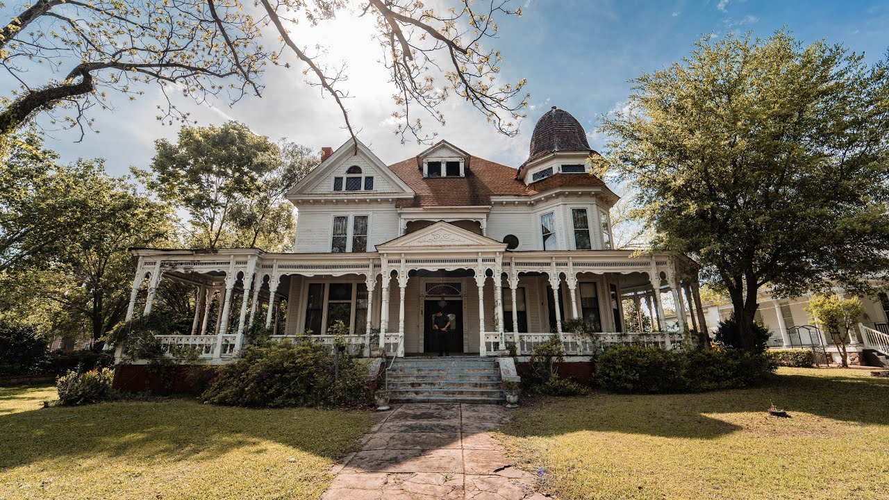 Abandoned Victorian Mansion in the South Left Everything Behind in the 80s