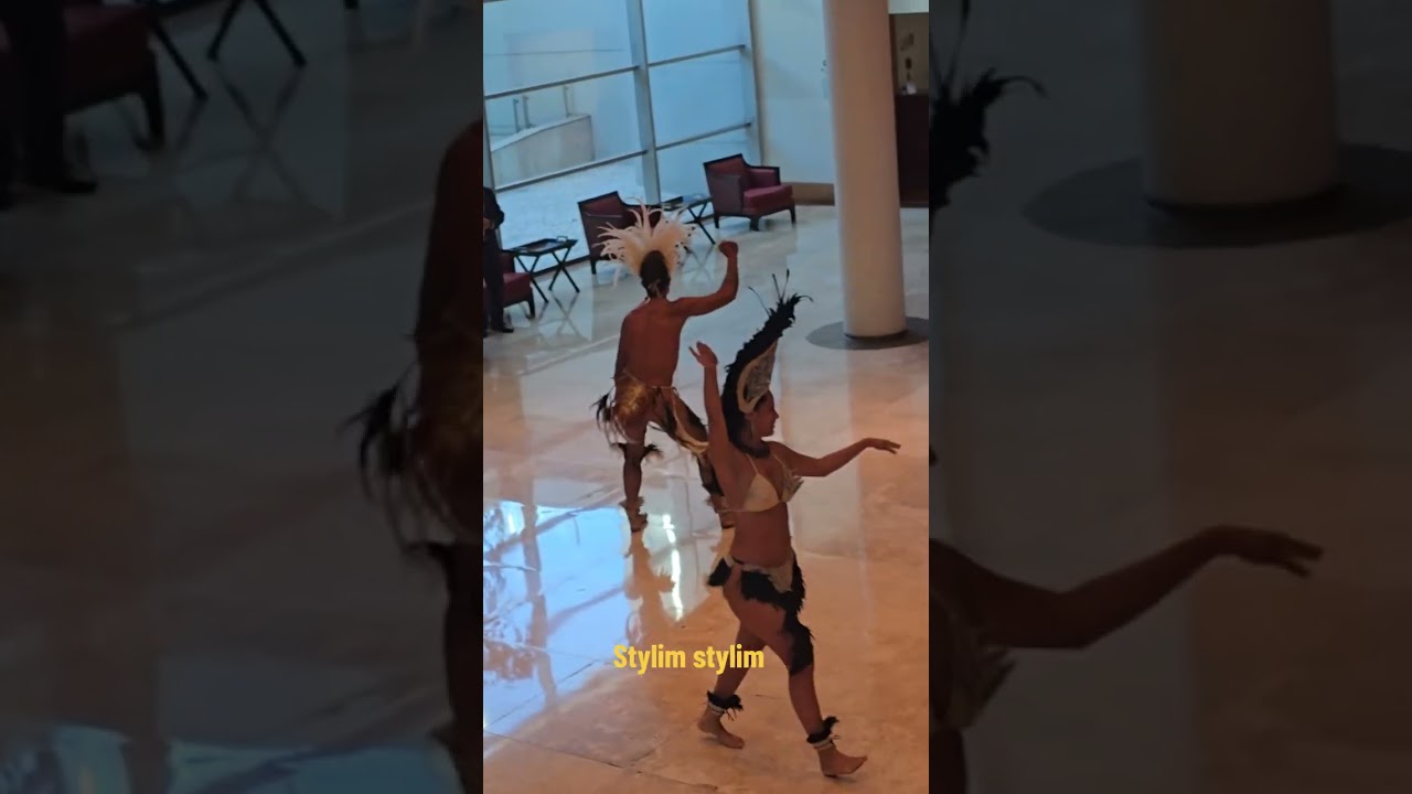 Background song fits perfectly with this mesmerizing Cueca performance by the Chilean dancers 🇨🇱💃🕺.