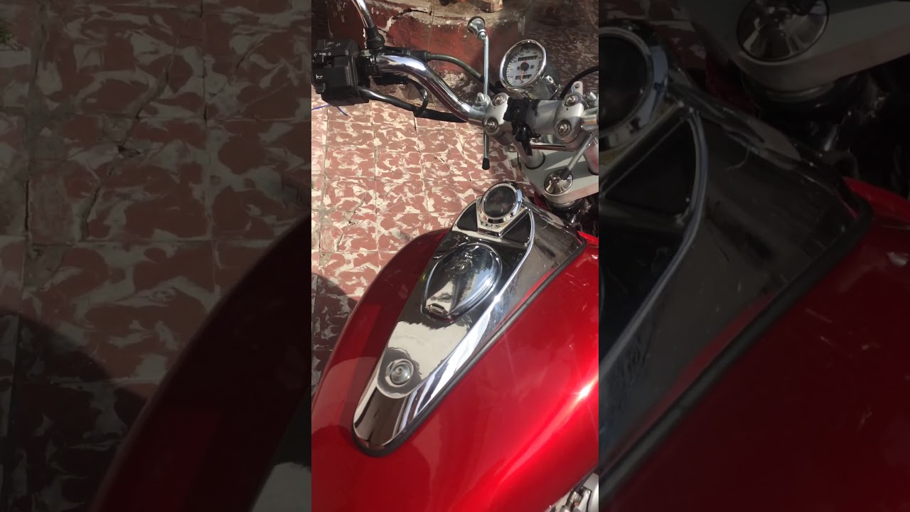 Bajaj Avenger 220 con escape Bronco