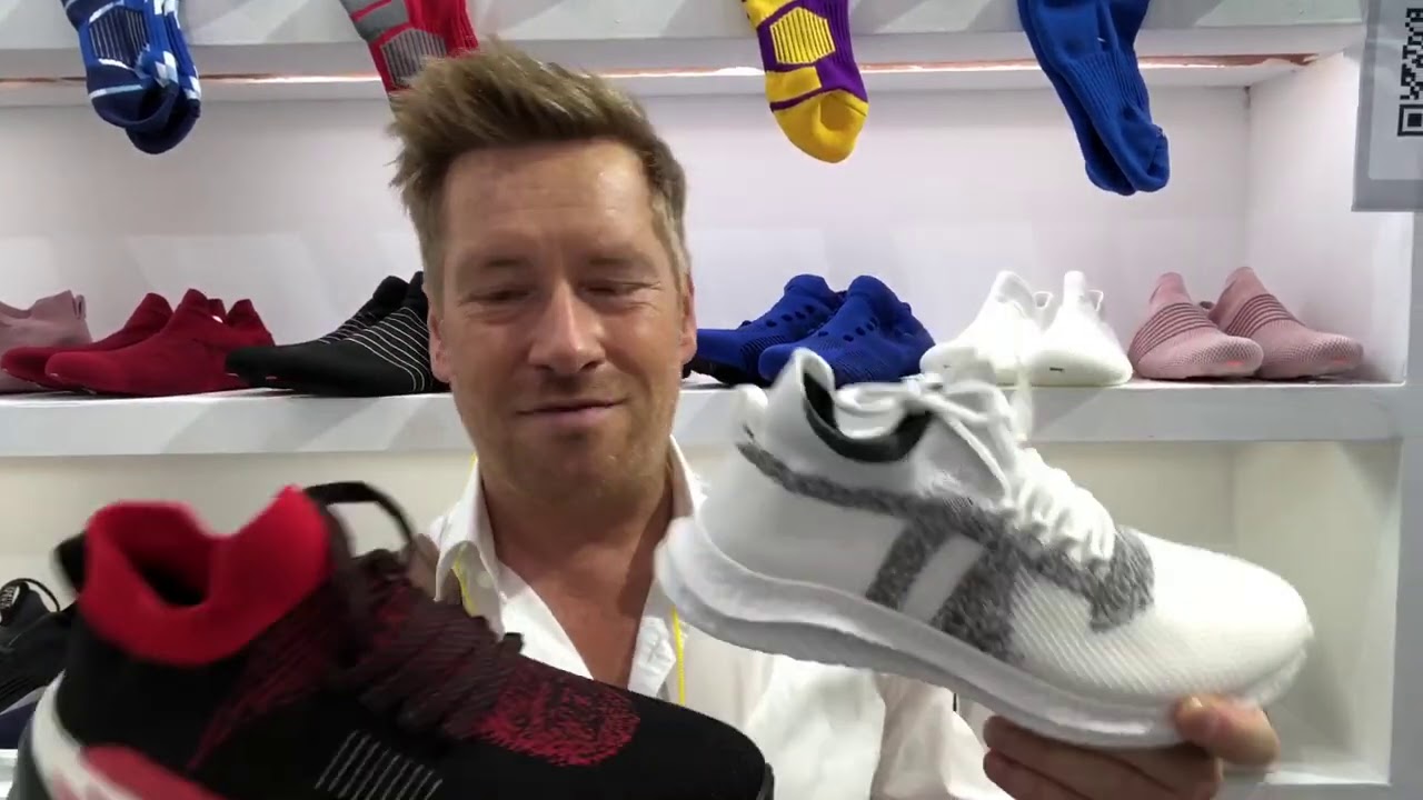 Kay Zimmer und Georg Mahn von schuhplus bei ZSsocks auf der 29. Shoes & Leather Messe in Guangzhou