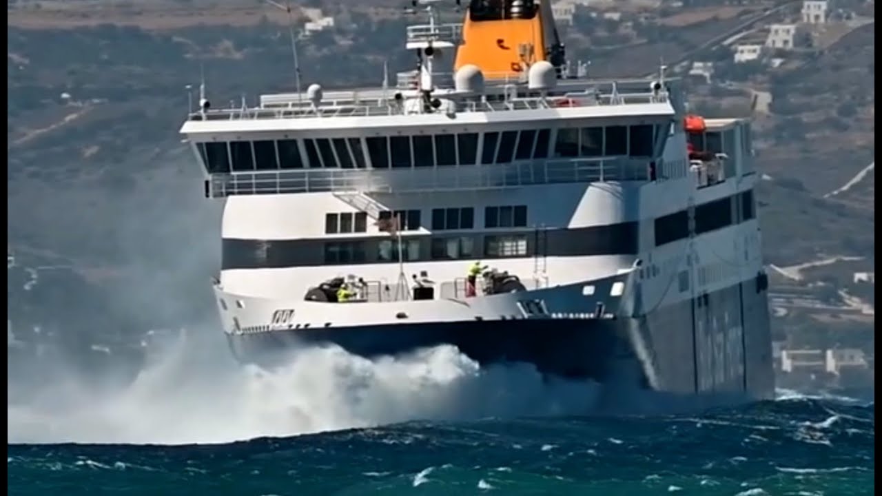 Blue Star Naxos: Μάχη με τα κύματα στο στενό Πάρου – Νάξου