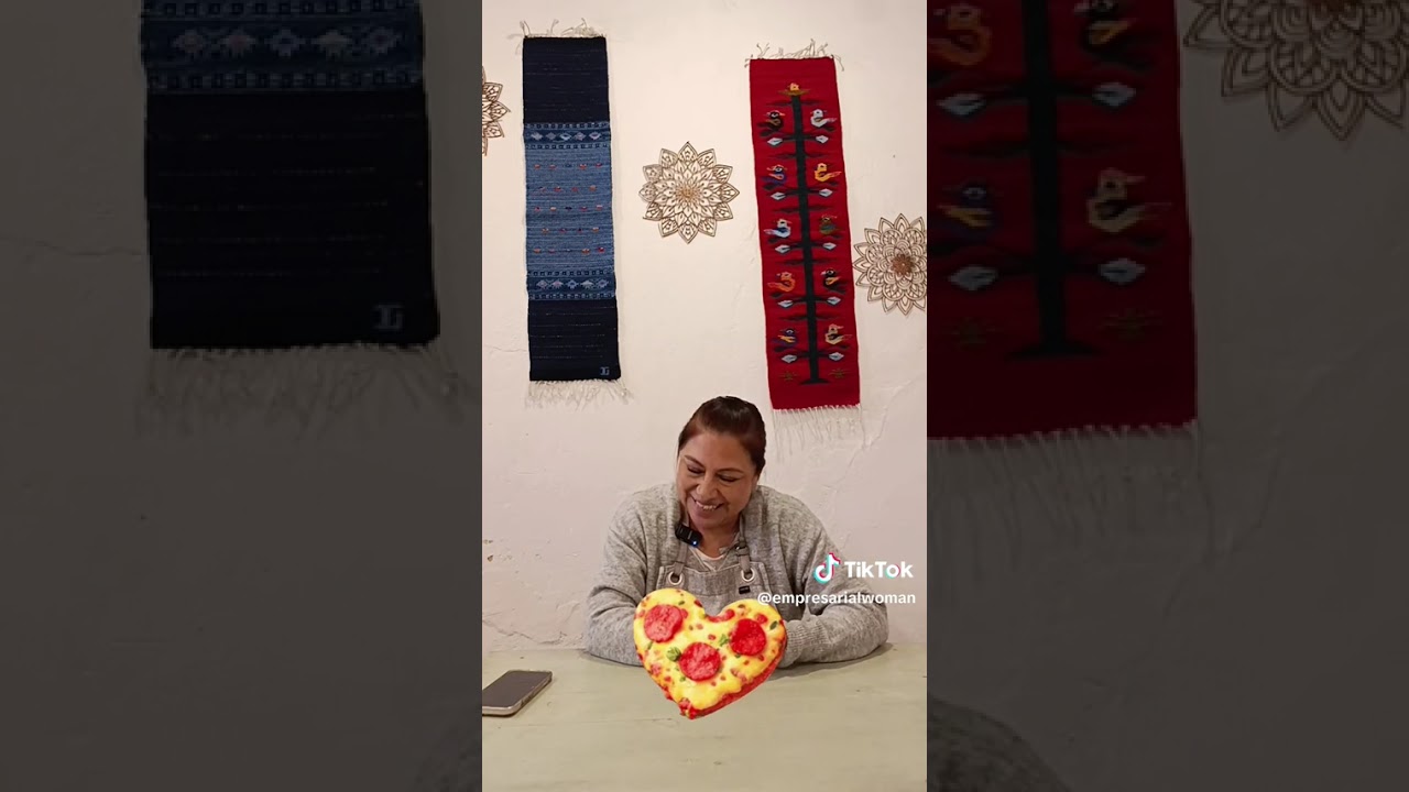 Mujer emprende política y social. 