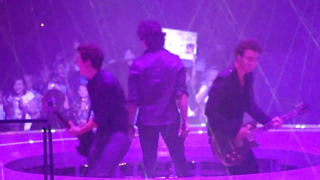 Jonas Brothers World Tour D.C. - Paranoid