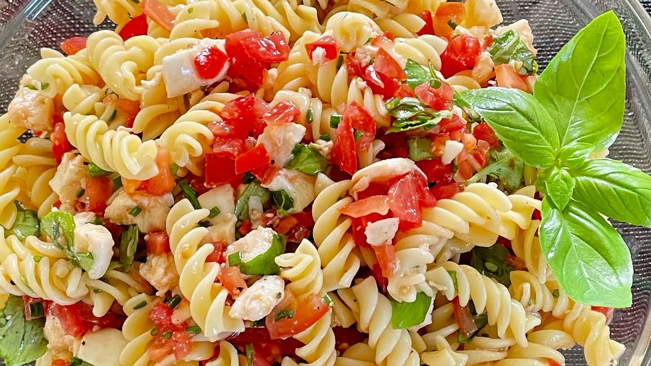 Итальянский салат с макаронами аля капрезе