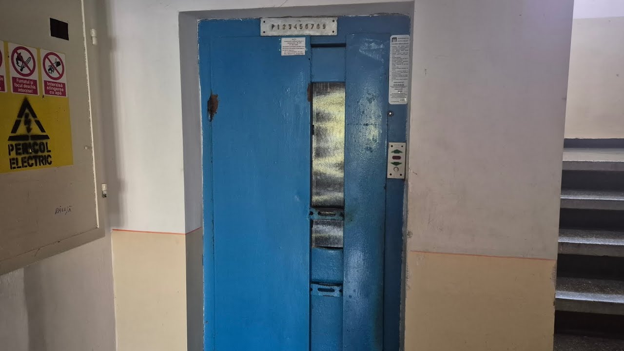 Mostly original old IFMA 2-speed traction elevator at Str. Mihai Viteazul 2, bl. I-4, sc.A, P. Neamț