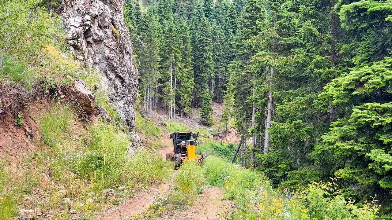 Грейдер JohnDeere 670 ремонтирует зеленые дорожки на каменистой местности #грейдер #johndeere