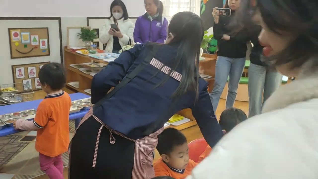 Trẻ ăn trưa MN Mai Dịch 