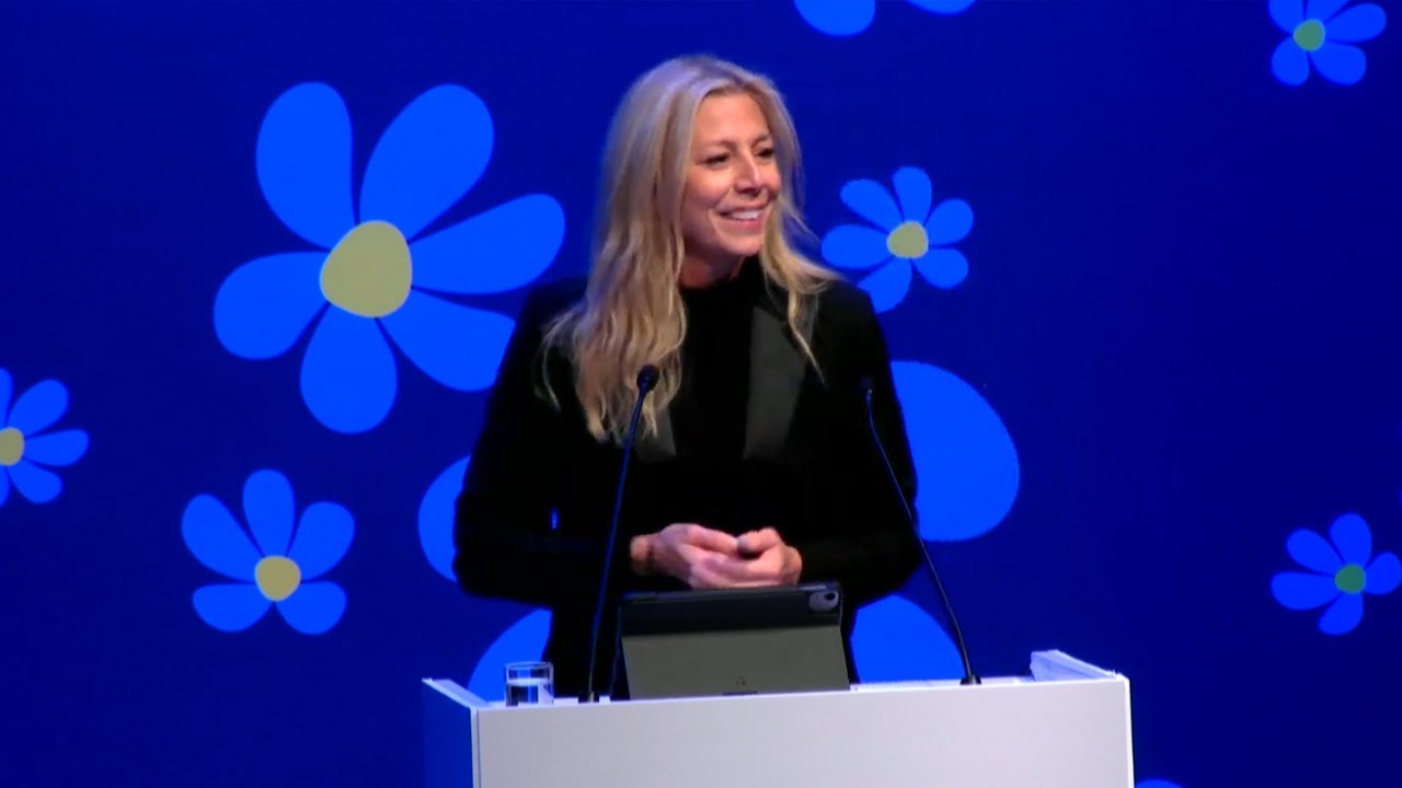 SD-kvinnors ordförande Linda Lindberg talar på landsdagarna