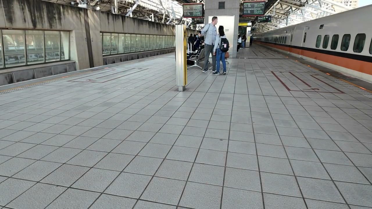 高鐵125次台中出站TR17