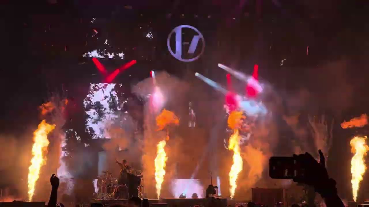 Twenty One Pilots - Nico and the Niners/Heavydirtysoul (Live @ Hartford 9-30-25) (FULL SHOW PART 12)