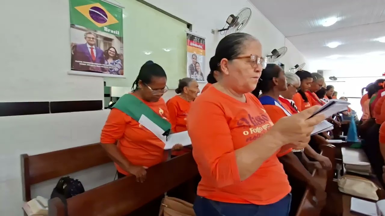 Comissão aniversariante, canta no encerramento do culto missionário, em IEADALPE-bom fim 2