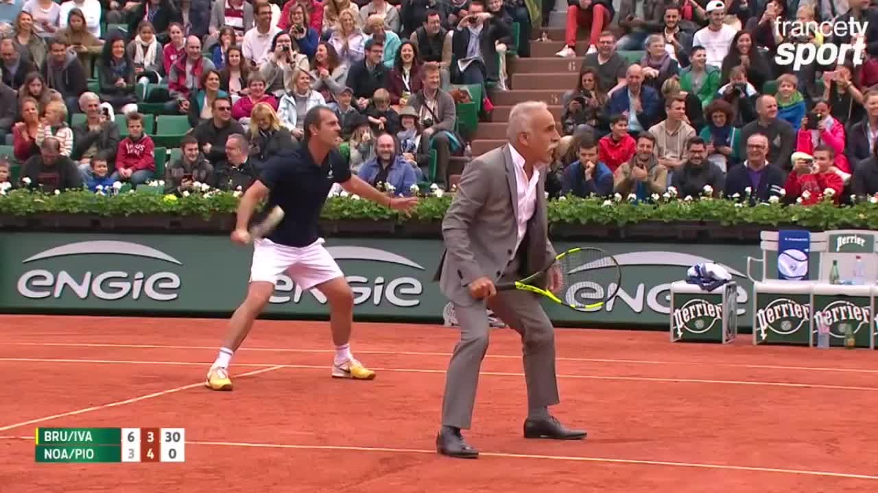 Bahrami fait le show en costard cravate