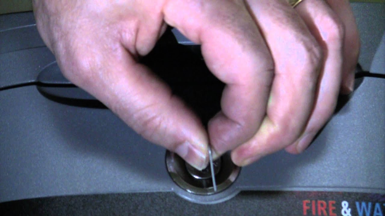 Overlifting a simple Wafer Lock with paperclip