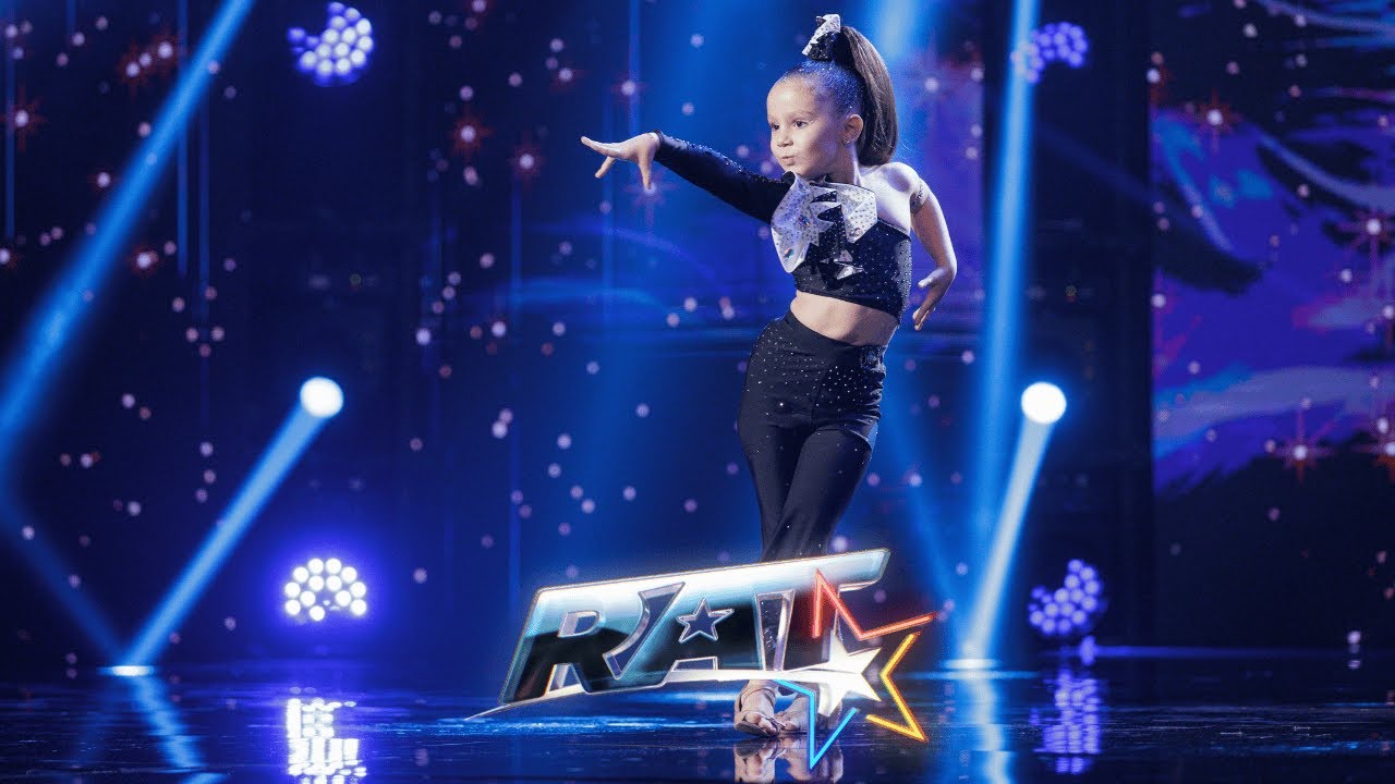 Eva Bușe, aplaudată la scenă deschisă, după un moment de dans spectaculos | Românii Au Talent S15