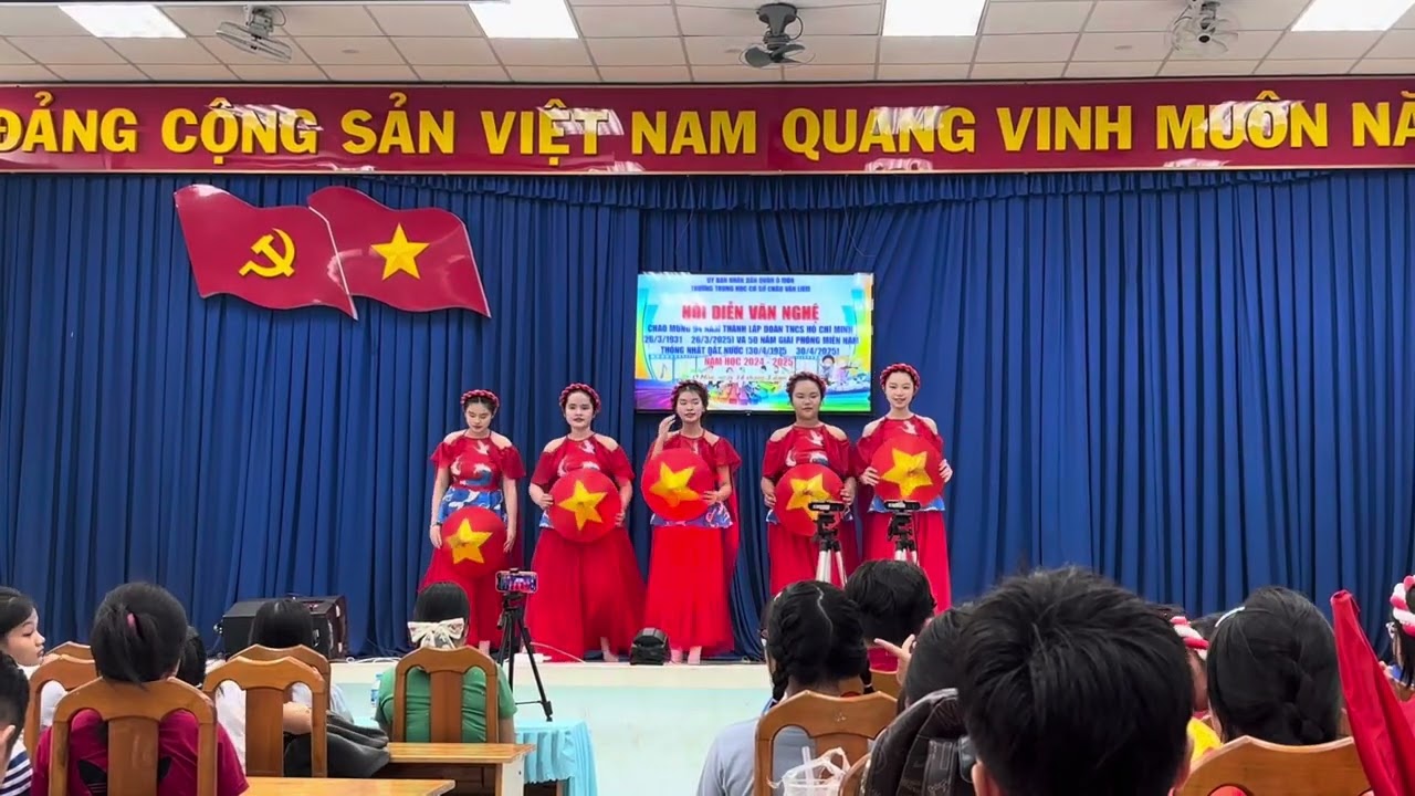 Tiết mục: Máu đỏ da vàng của tập thể 9A2 - Chào mừng 30 tháng 4