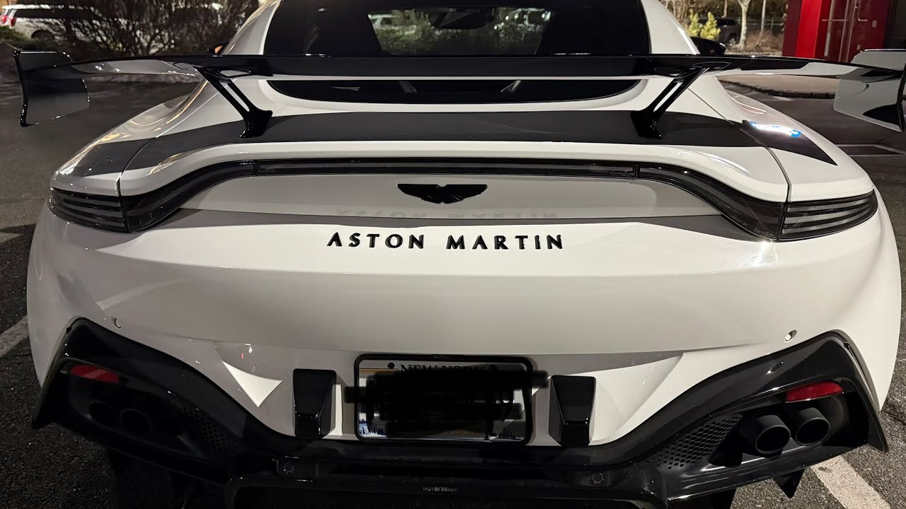 Подсветка под дверями Aston Martin Vantage