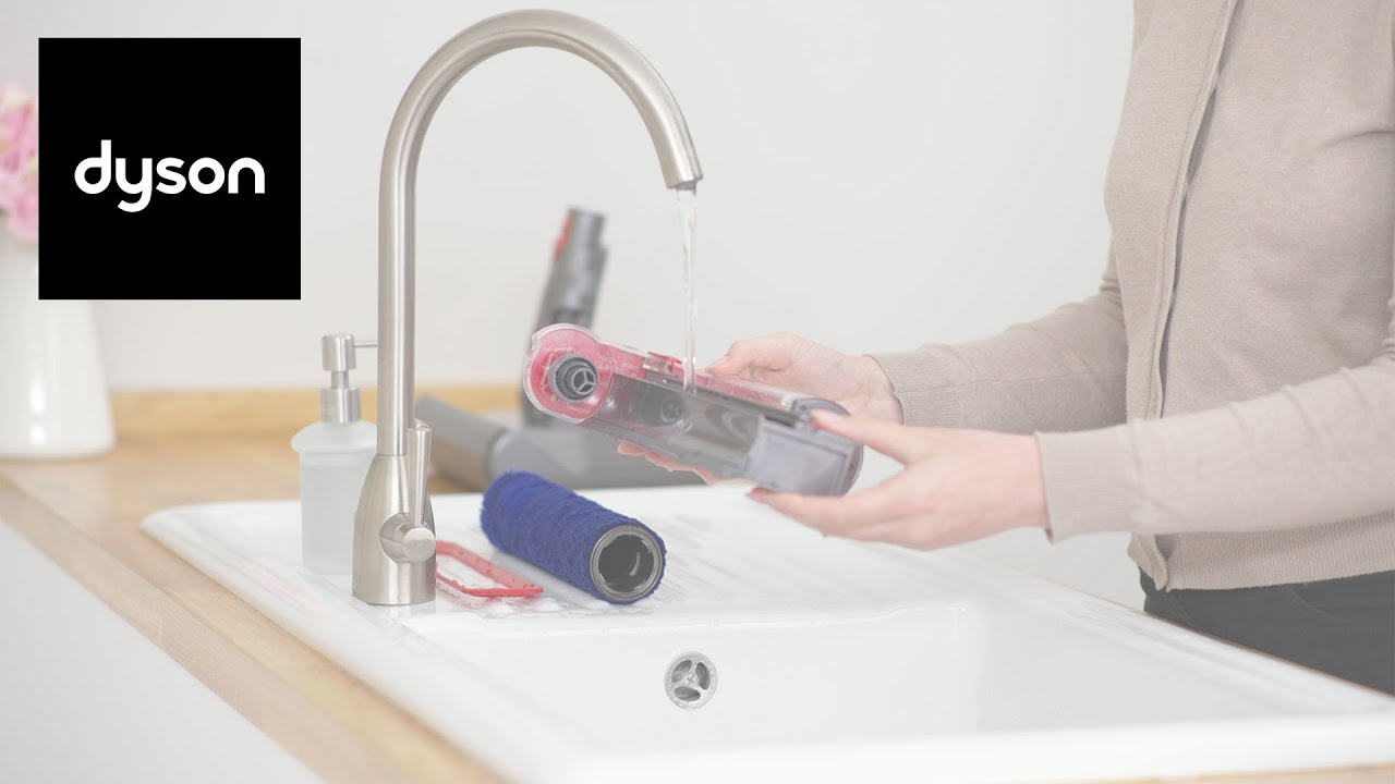 How to maintain your Dyson Submarine&trade; wet roller head
