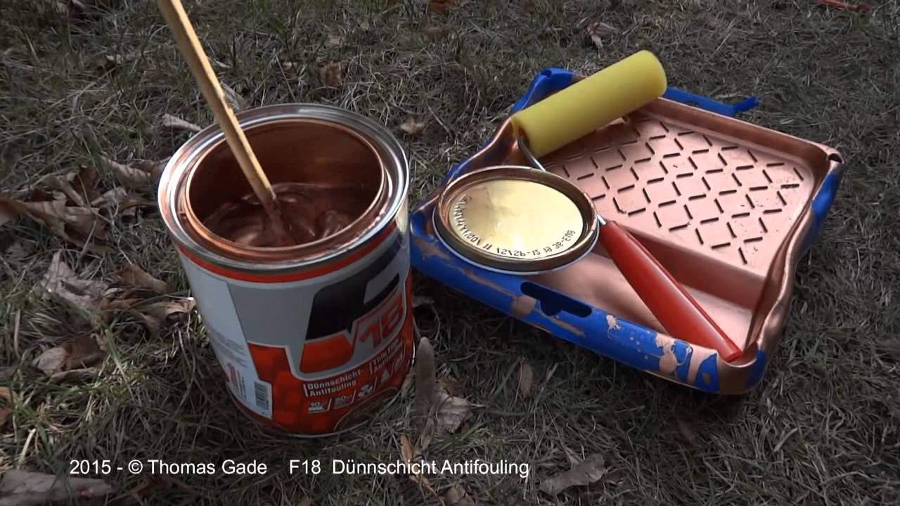 Antifouling F18. Anstrich des Bootes