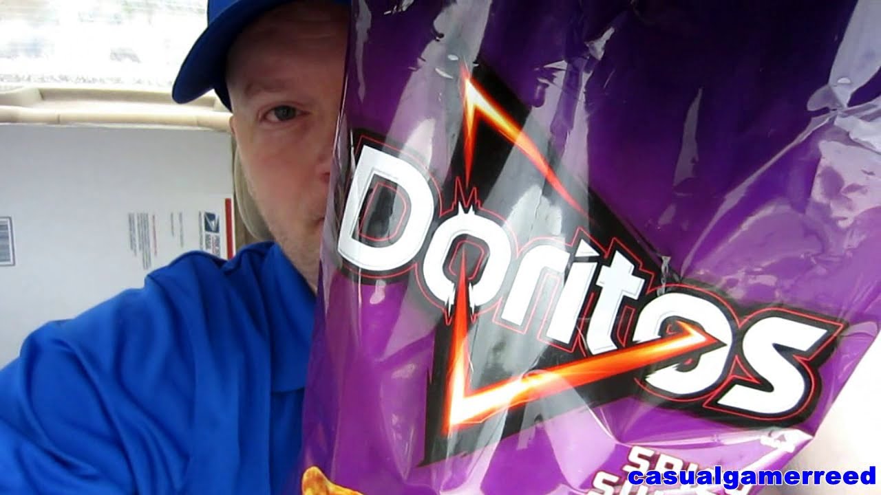 Рид рецензирует чипсы Doritos со вкусом острого сладкого чили.
