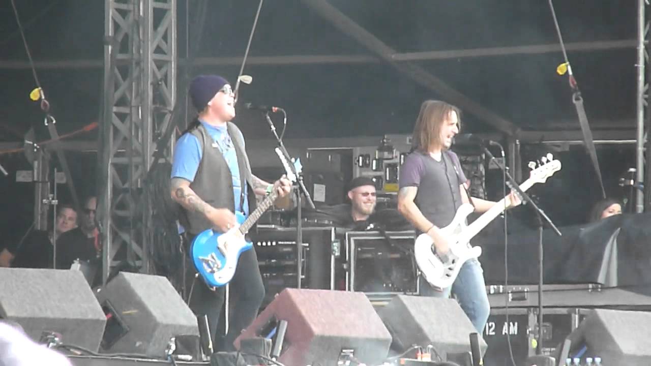 Black Stone Cherry - Rolling In The Deep (Adele Cover) LIVE @ Download 2011