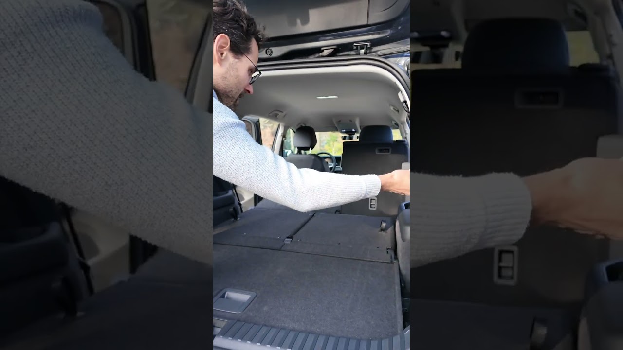 💡Folding the seats flat in the 7-seater VW Tayron