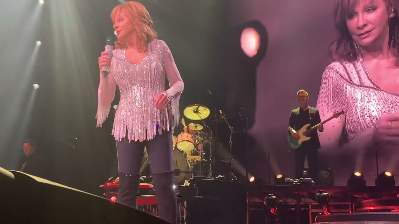 Reba McEntire Live “That’s the night that the lights went out in Georgia”