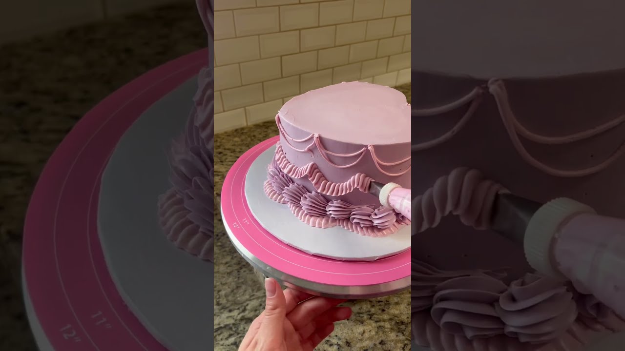 decorate a mini heart cake with me🥰🍰💜#cakedecorating  #heartcake #vintagecake #buttecreampiping