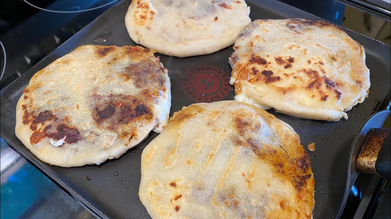 Como hacer pupusas revueltas de chicharrón frijol y queso mozarella