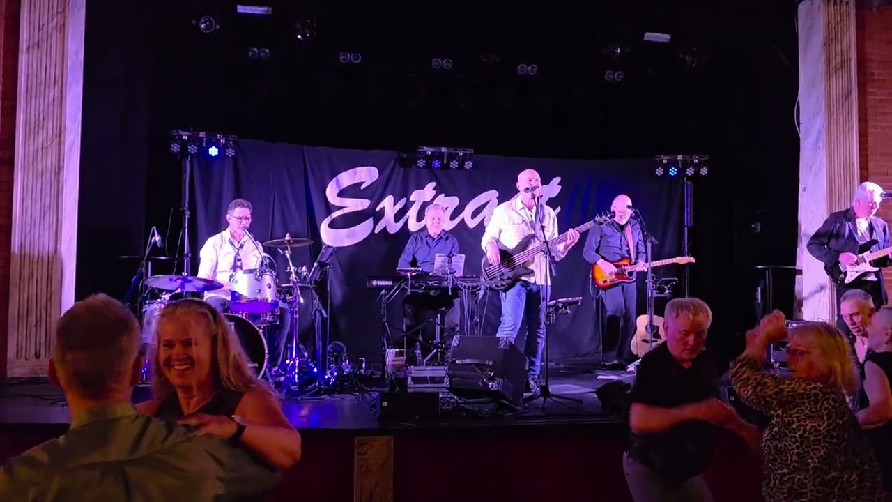 Extract.  Spelar. Riktigt bra band. Lyssna här..
