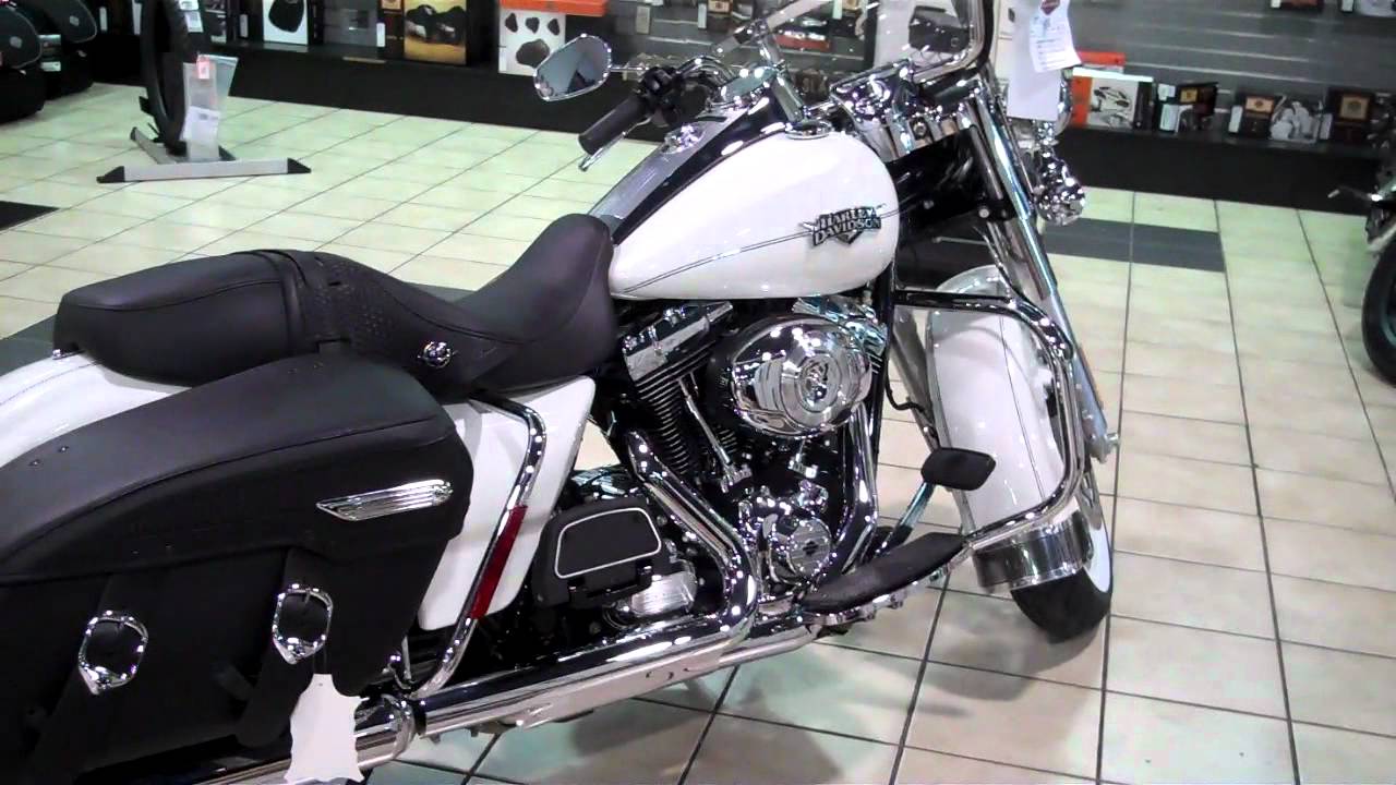 2012 FLHRC Road King Classic - White Hot Pearl