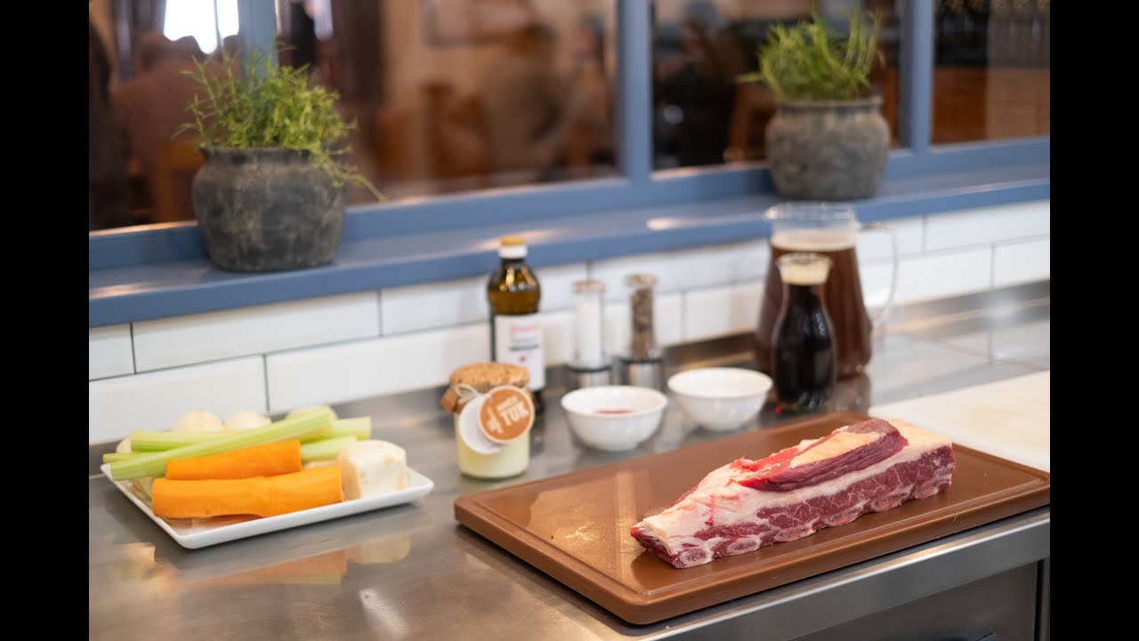 Angus hovězí žebra pečená na černém pivě a kořenové zelenině - video recept | Angusfarm Soběsuky