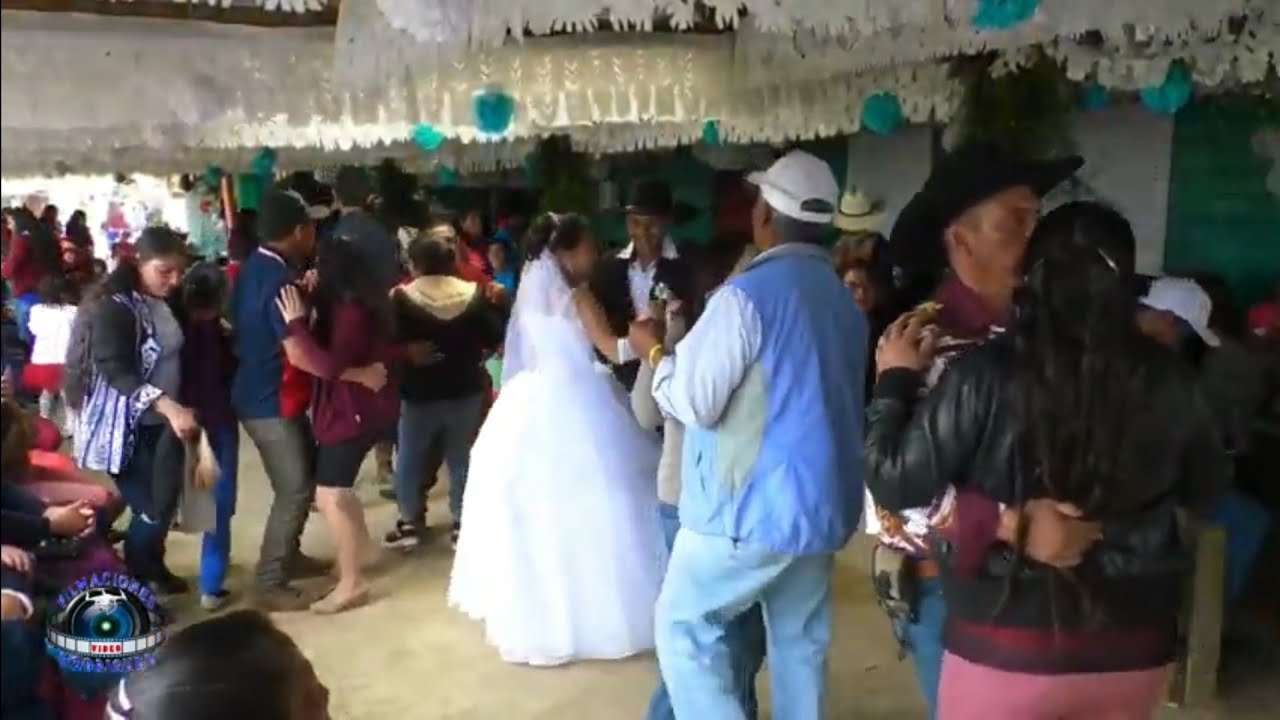 Divertido 🤣🤣 el señoron para bailar las cumbias Grupo temibles