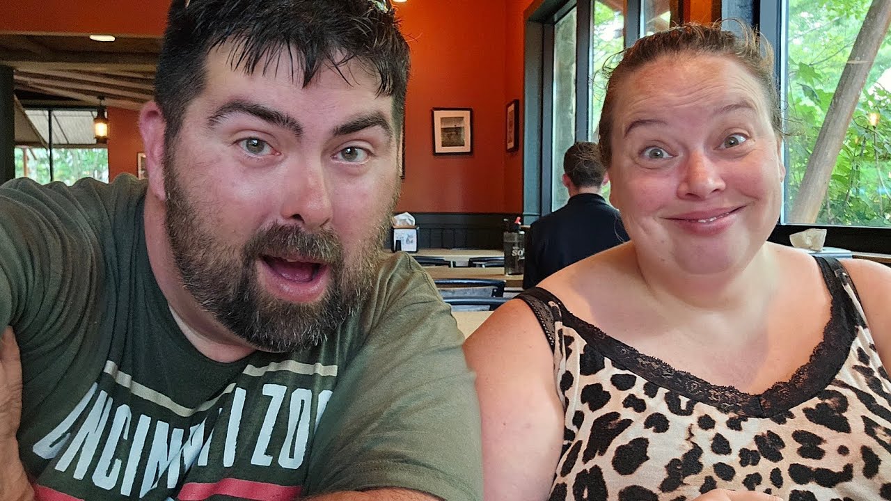 CRAZY HOT DAY AT THE CINCINNATI ZOO!!! - Base Camp Cafe Food Review!