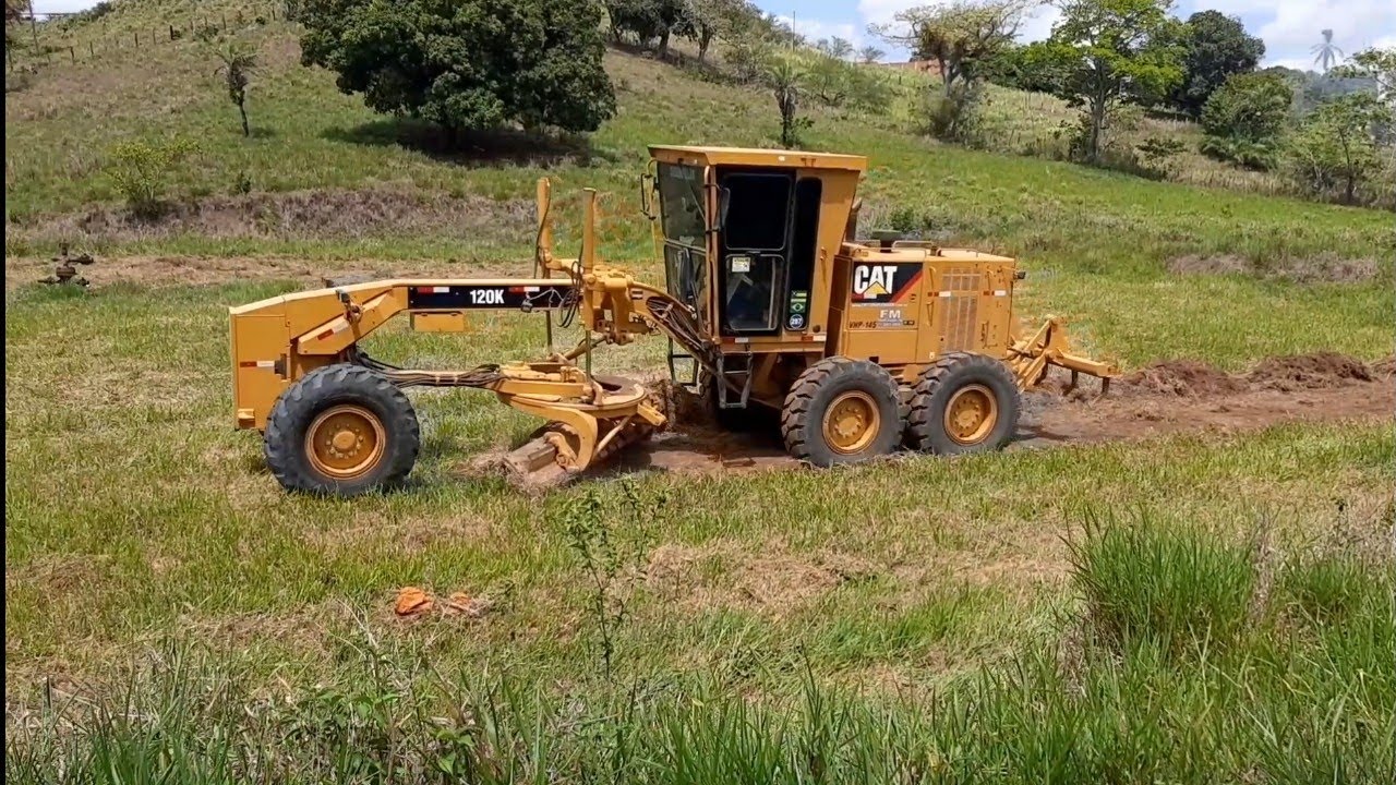 Muito capim limpeza de platô motoniveladora 120k/patrol/retroescavadeira  580n,pipa é caçambas