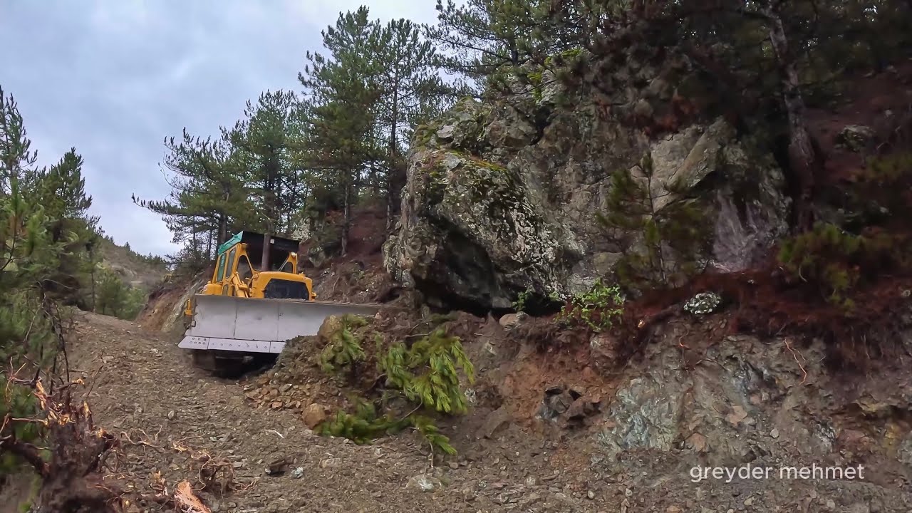 Бульдозер Caterpillar D7 в смертельной опасности рядом с гигантской скалой! 