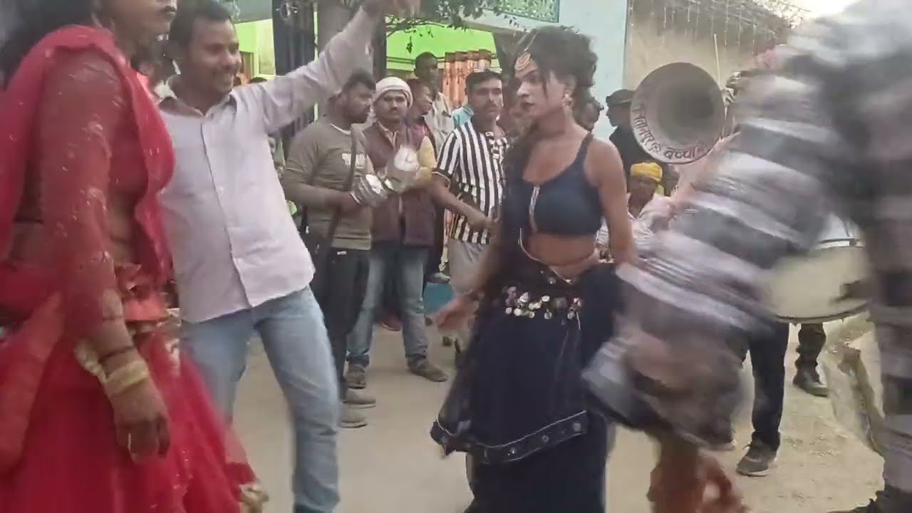 बच्चा बैंड पार्टी किन्दीपुर बाजार सुल्तानपुर राम स्वरुप डांसर और मोनू डांसर ने मिलकर किये डांस 