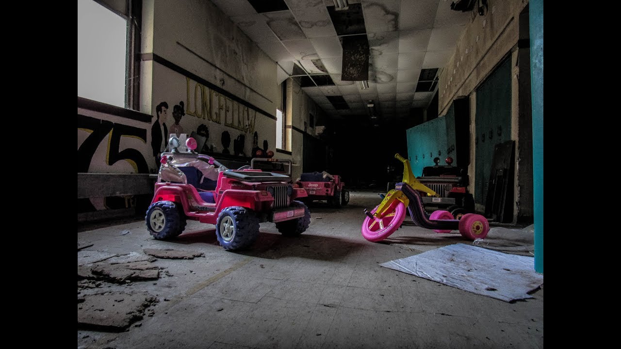 Abandoned Longfellow School. Flint, MI. (Everything Left Behind & Gym full of toilets)