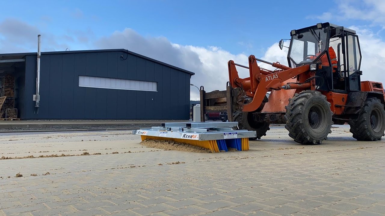 Kehrbesen für Radlader, zum einkehren von Granulat oder Sand, schneller wie mit einem Einsandegerät